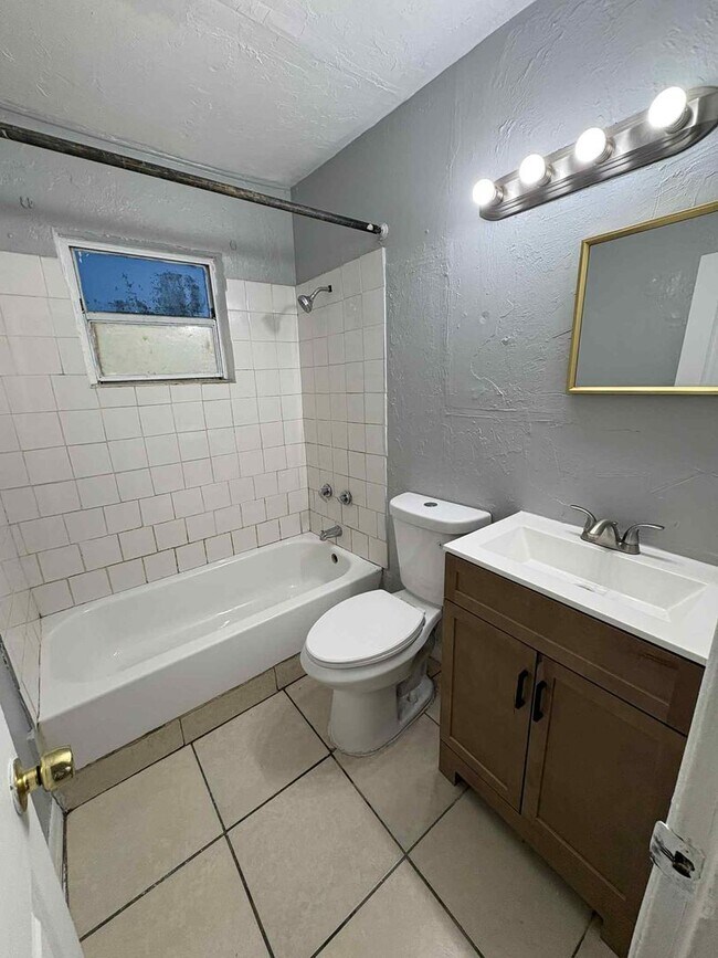 Building Photo - 221/223/225/227 Maria Street