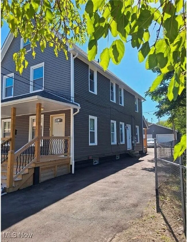 Building Photo - 1431 Rowley Ave