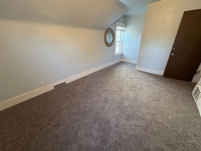 Building Photo - 325/327 3rd St NE