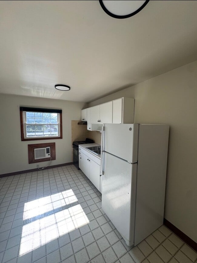 Building Photo - 133 E Ravine Rd