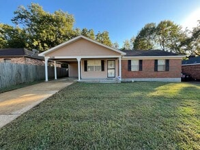 Building Photo - 3199 Maple Hill Dr