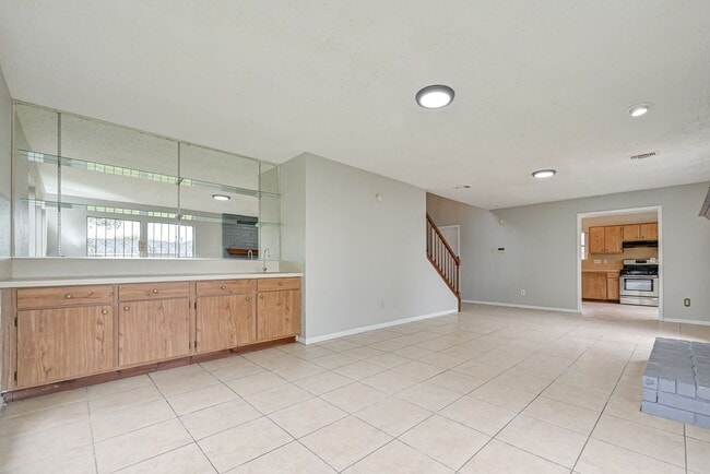 Building Photo - 4-bedroom, 2.5-bathroom Convenient Southeast Houston Home Near Medical Center & Major City Access
