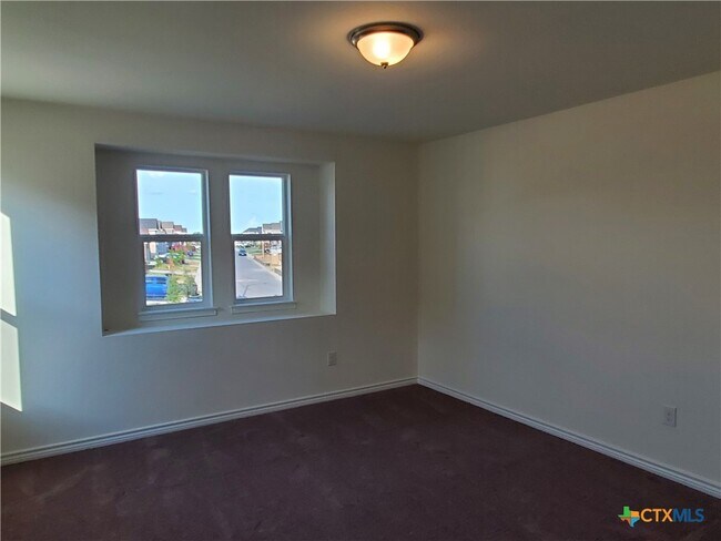 Building Photo - 4005 Woodside Dr
