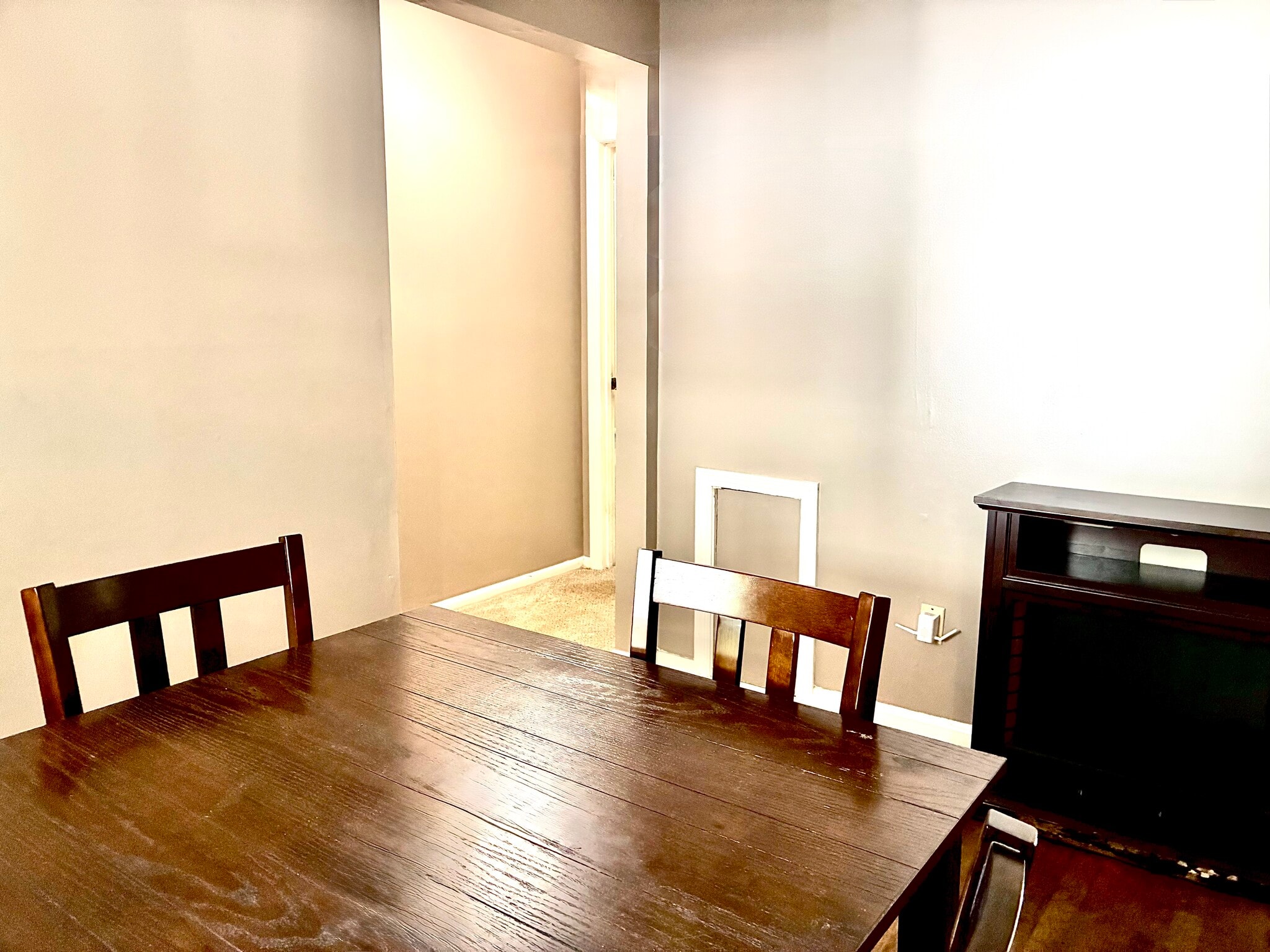 Dining - 5112 Hollywood Rd