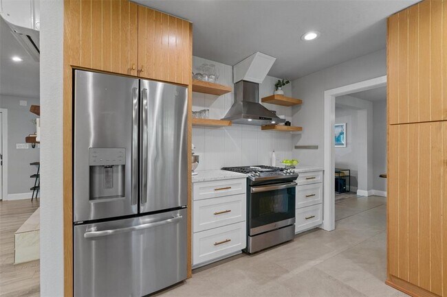 Building Photo - 3112 Val Dr