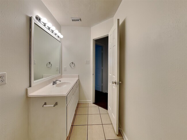 Building Photo - 409 Mystic Glen Loop