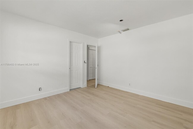 Building Photo - 1621 NW 8th Ave