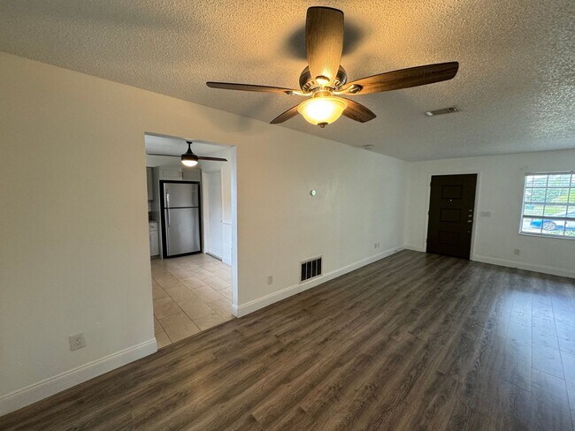 Building Photo - Charming 2-Bedroom Home with Solar Panels ...