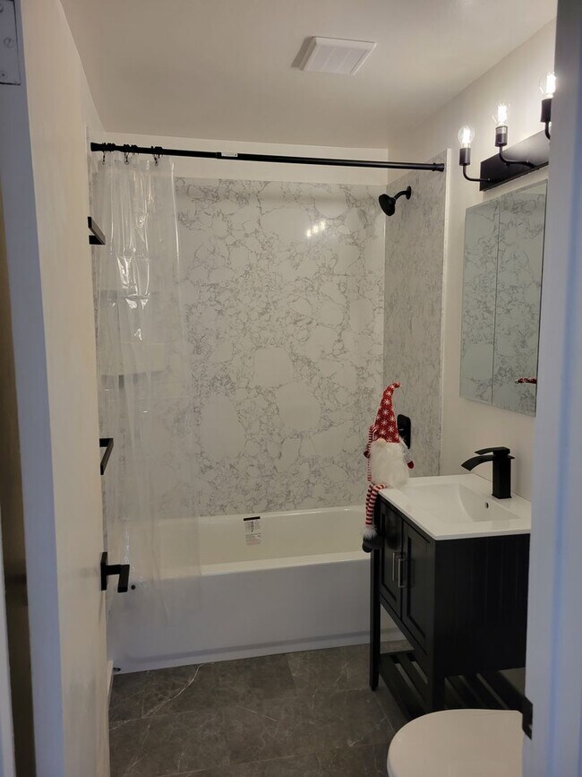 Building Photo - AVAILABLE NOW! 3 BEDROOM/2 BATH IN FAIRFIELD