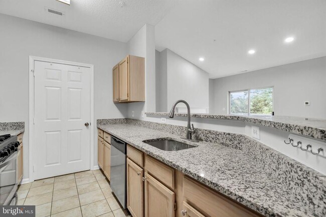 Building Photo - 1701 Lake Shore Crest Dr