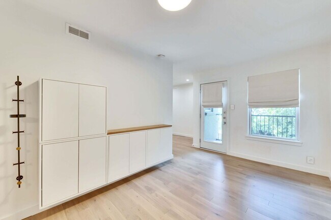 Building Photo - 2020 S Congress Ave