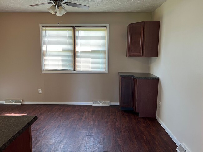 Building Photo - 3679 Oakview Dr