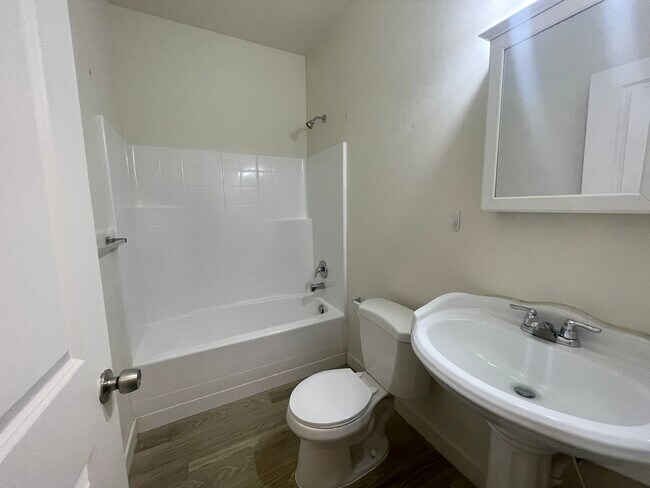 Master bath - 214 S Dewey Ave