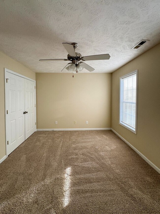 Building Photo - 3 Bed 2.5 Bath Townhome with New Flooring and Paint