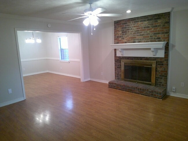 Building Photo - *****MOVE IN SPECIAL! 1/2 OFF 1ST MONTHS R...