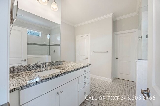 Building Photo - 2219 Midden Dr