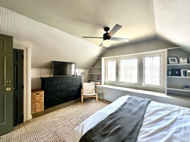 Building Photo - 3 Bedroom 2.5 Bath House in the hip Elliot...