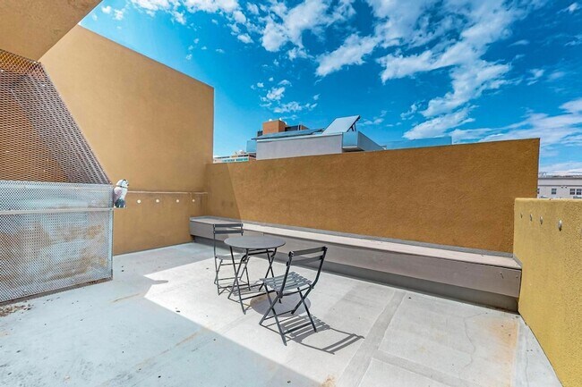 Building Photo - 343 Platinum St SW
