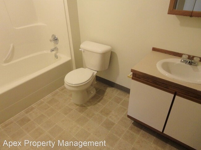 Building Photo - Studio, 1 bath Apartment - 501 VOLTAIRE COURT