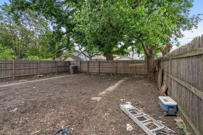 Building Photo - Updated and Move-In Ready 3-Bedroom Home