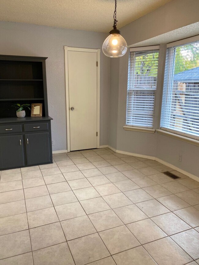 Building Photo - 2805 Summerfield Dr