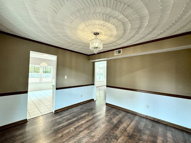 Building Photo - Ready NOW! A 4/2.5 in Glenwood! A Pet Frie...