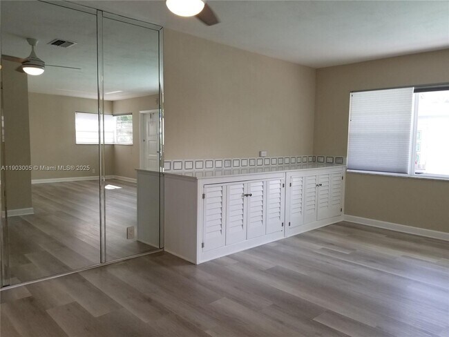 Building Photo - 1005 S 17th Ave