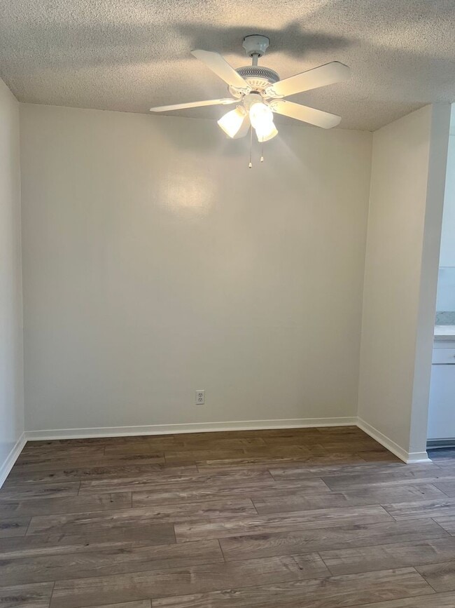 Building Photo - Second-floor 1-bedroom apartment in Whittier.