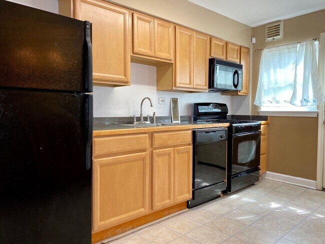 Building Photo - Charming 3 Bedroom/1.5 Bathroom Townhome in Towson, MD!