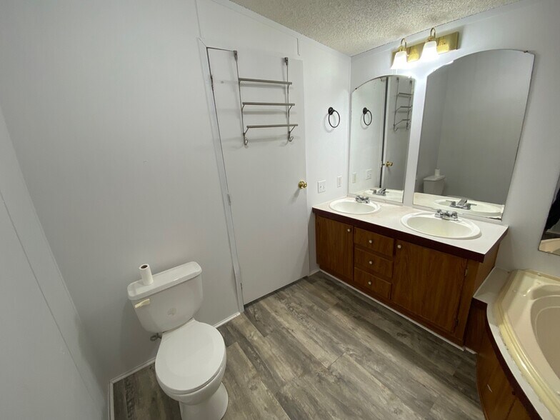 Master bathroon with double vanity - 1220 Montlake Rd