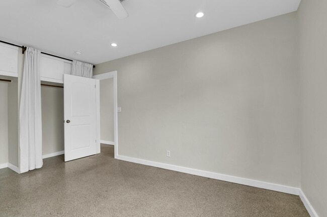 Building Photo - 909 SE 16th Pl