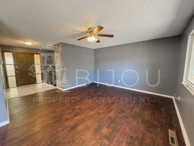 Building Photo - Large Main Level Living