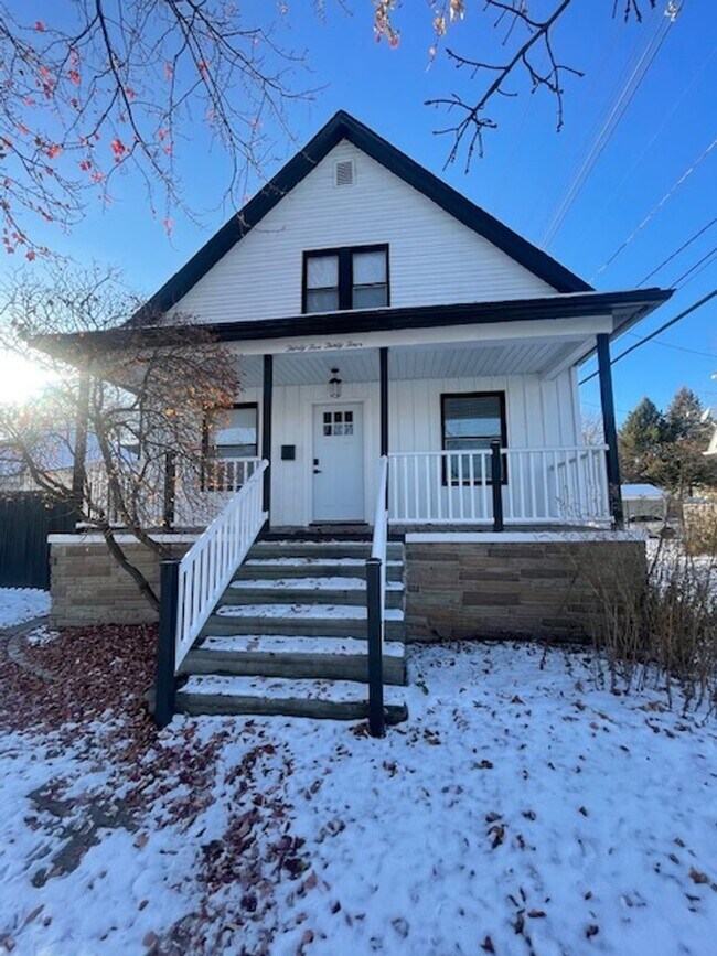 Building Photo - 3 bedroom, 2.5 bath - Modern Home in Wyandotte!