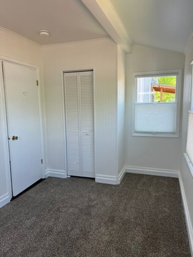 Building Photo - 3 Bed 1 Bath Single Family Home Close to H...