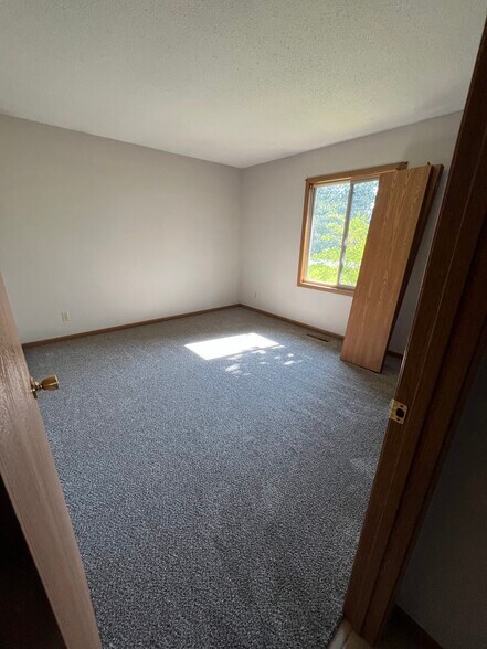 Building Photo - 545 Pine Tree Dr