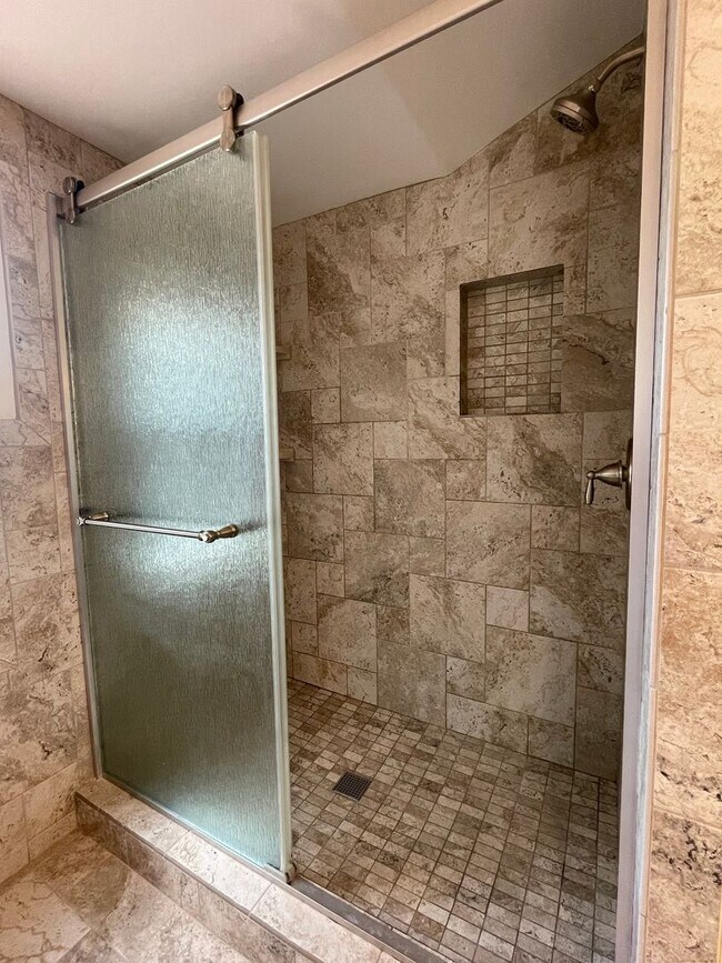 Building Photo - Move in Special!! Beautiful 4 bed/4.5 bath...