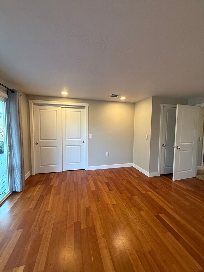 Building Photo - One bedroom/One Bath Apartment with outdoor space on quiet flag lot!  Available Now