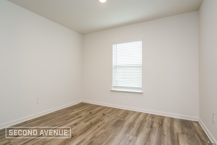 Building Photo - 1321 Woodwinds Dr