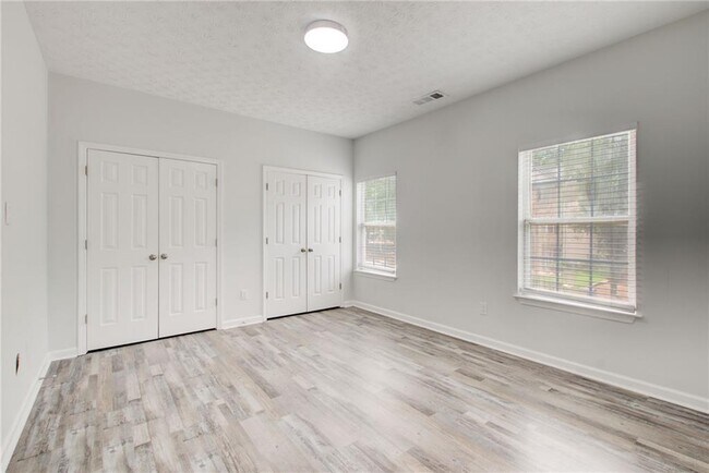 Building Photo - 2470 Stonegate Dr