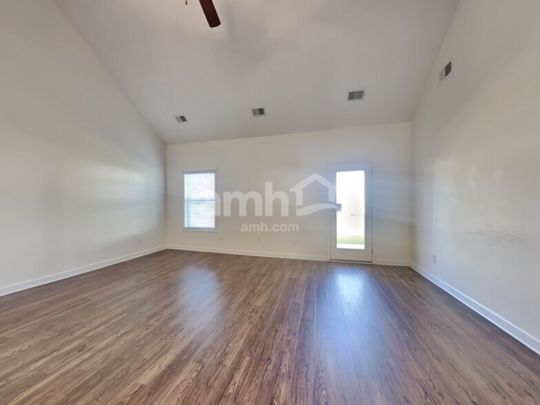 Building Photo - 530 Lateleaf Dr