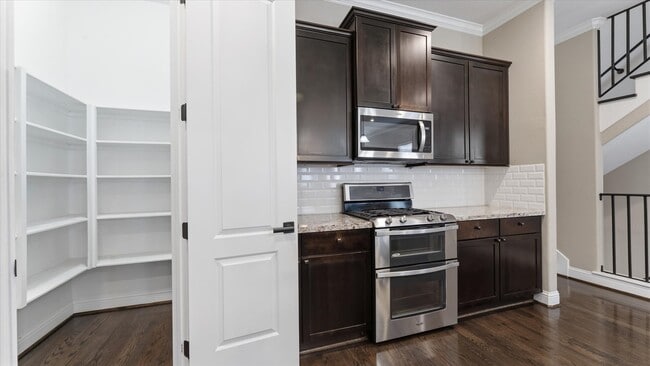 Building Photo - 922 W 20th St