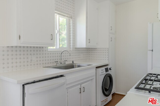 Building Photo - 2210 S Sycamore Ave