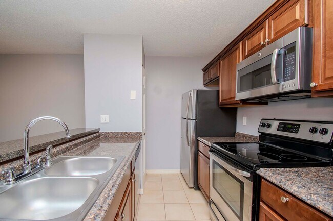 Building Photo - 1BR + Den Condo with Exclusive Move-In Incentive