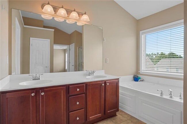 Building Photo - 735 Stillrock Dr SW