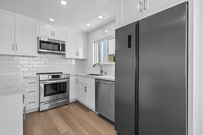 Building Photo - 400 18th Pl