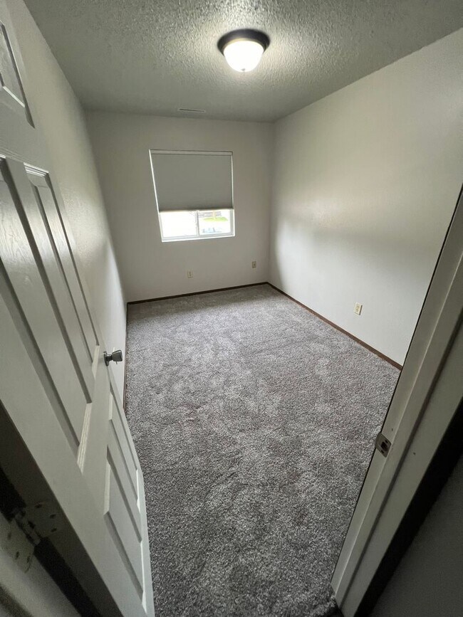 Building Photo - 3 bedroom apartment-NW Ames close to Sawyer Elementary-no pet fees