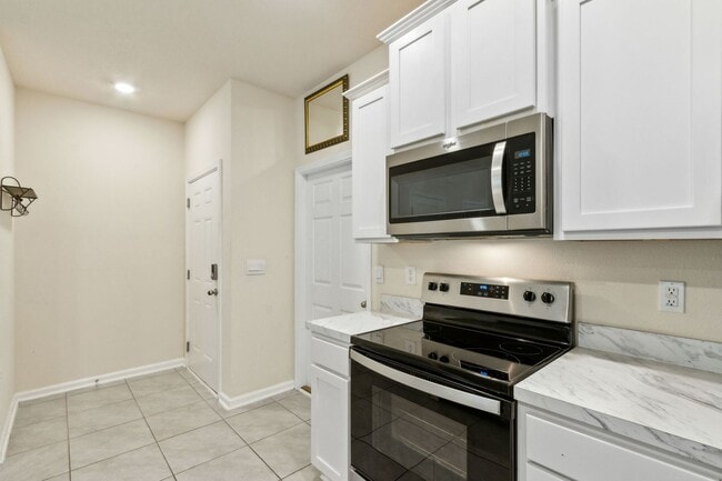 Building Photo - Nearly New 2BR/2.5BA Townhome – Great Loca...