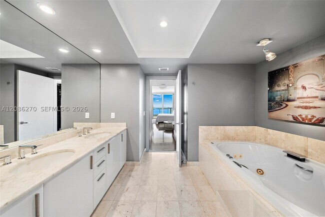 Building Photo - 1331 Brickell Bay Dr