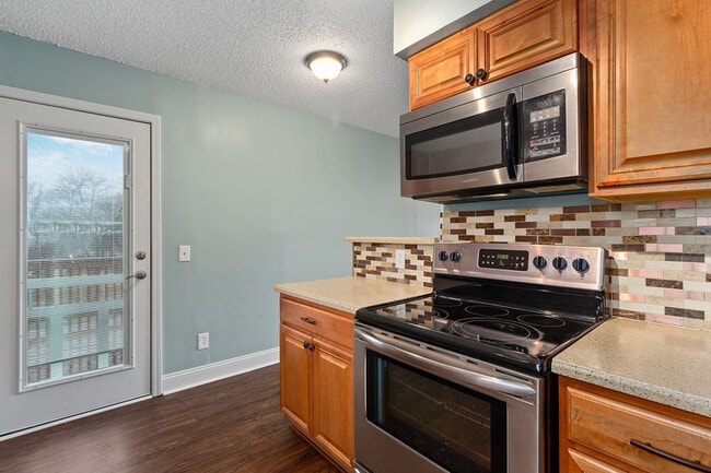 Building Photo - 618 E Johnston St