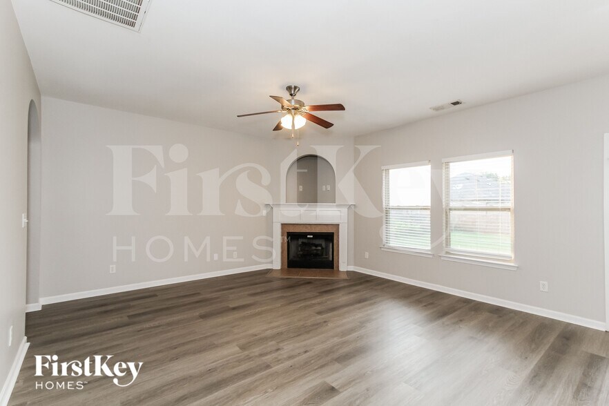 Building Photo - 2045 Kensington Ct